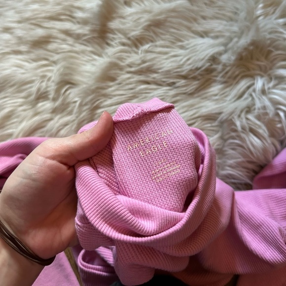 AMERICAN EAGLE Long Sleeve Cropped Hey Baby Mock Neck Tee In Pink - Picture 5 of 6